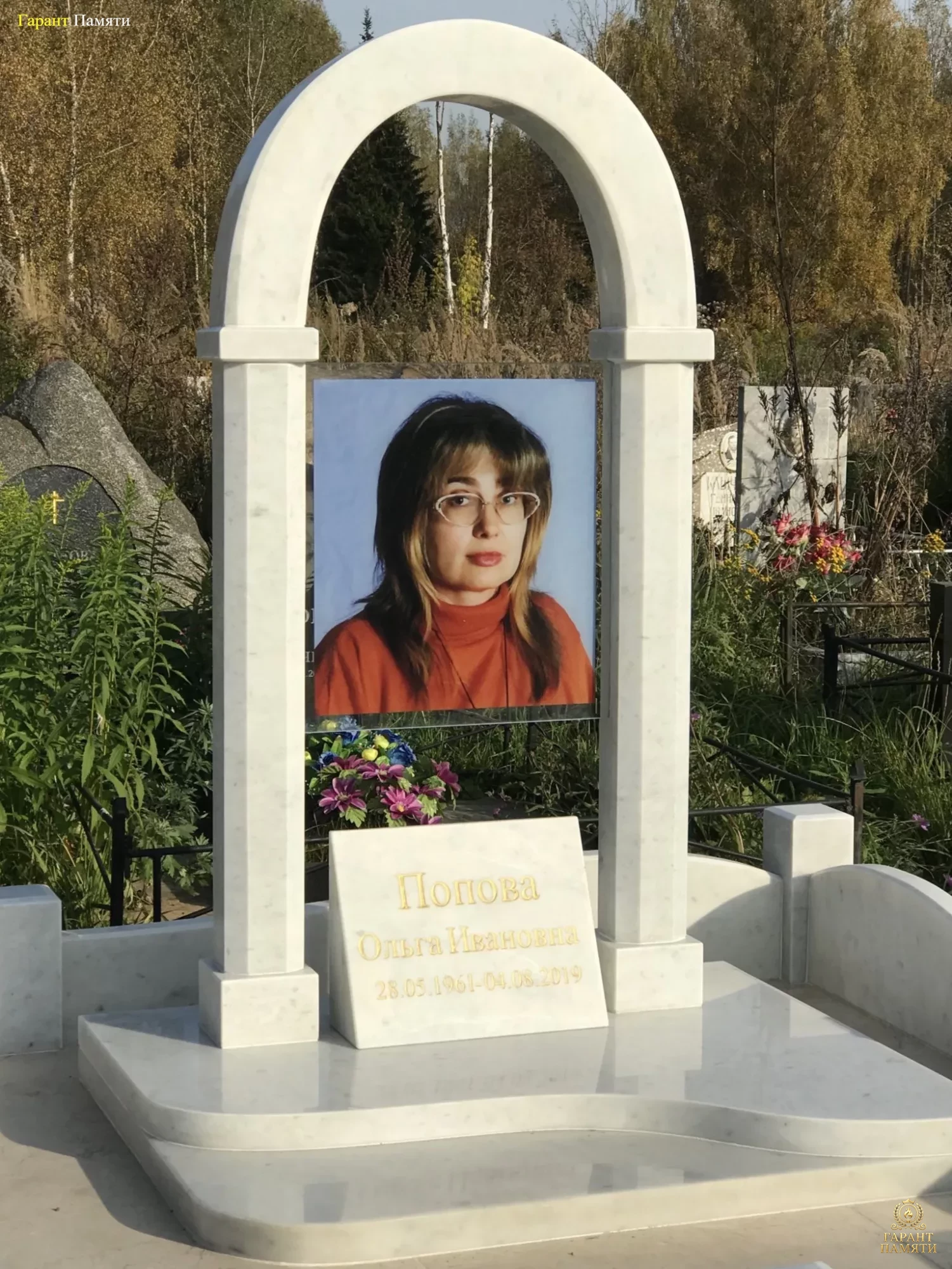 Элитный памятник из белого мрамора с фото на стекле
